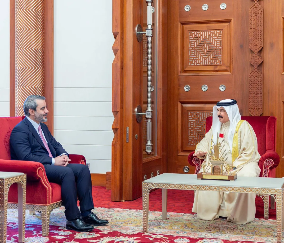 الملك حمد بن عيسى يبحث مع وزير الخارجية السوري تعزيز التعاون والمستجدات الاقليمية