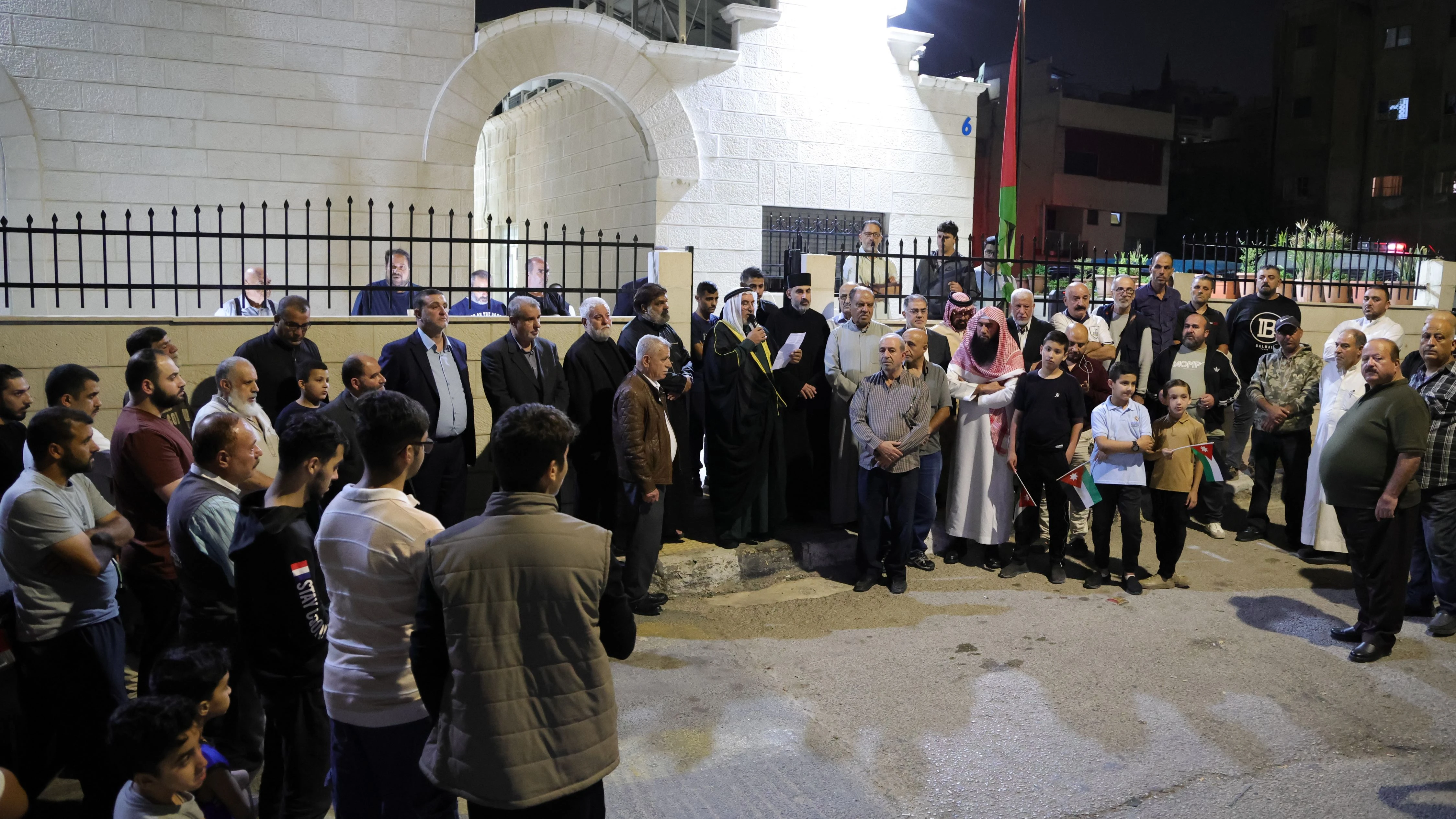 وقفة تضامنية في جبل التاج تجسد وحدة الصف الاردني رفضا للاعتداء على كنيسة حمود