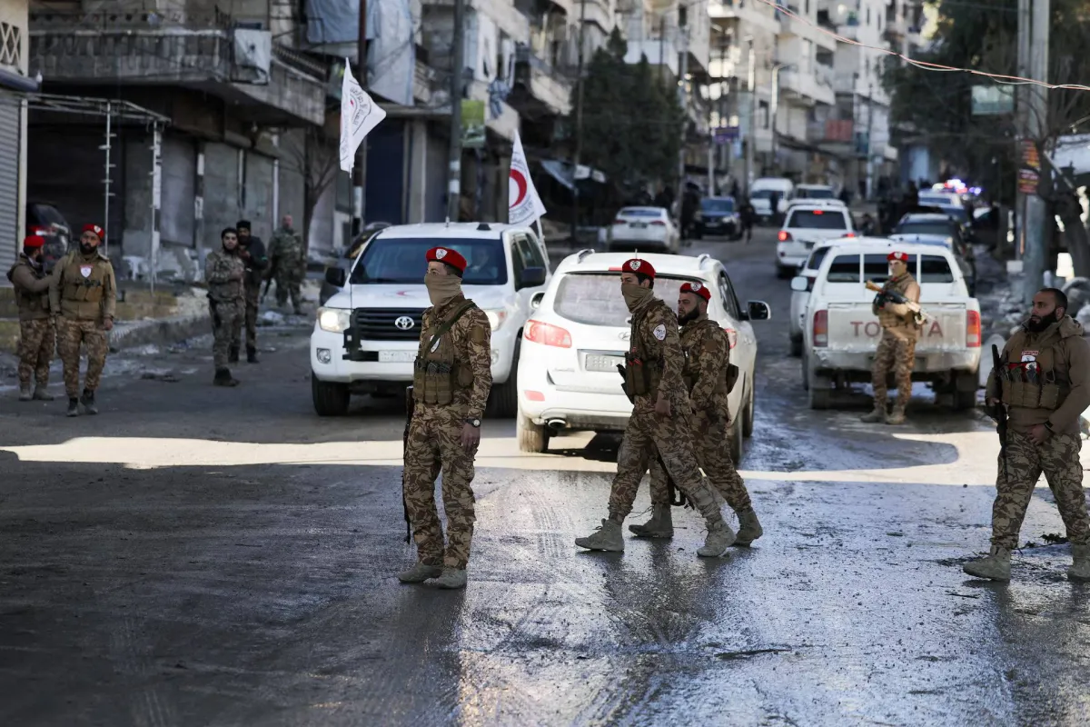 مقتل ثلاثة اشخاص في انفجار غامض استهدف سيارة على طريق دمشق حمص