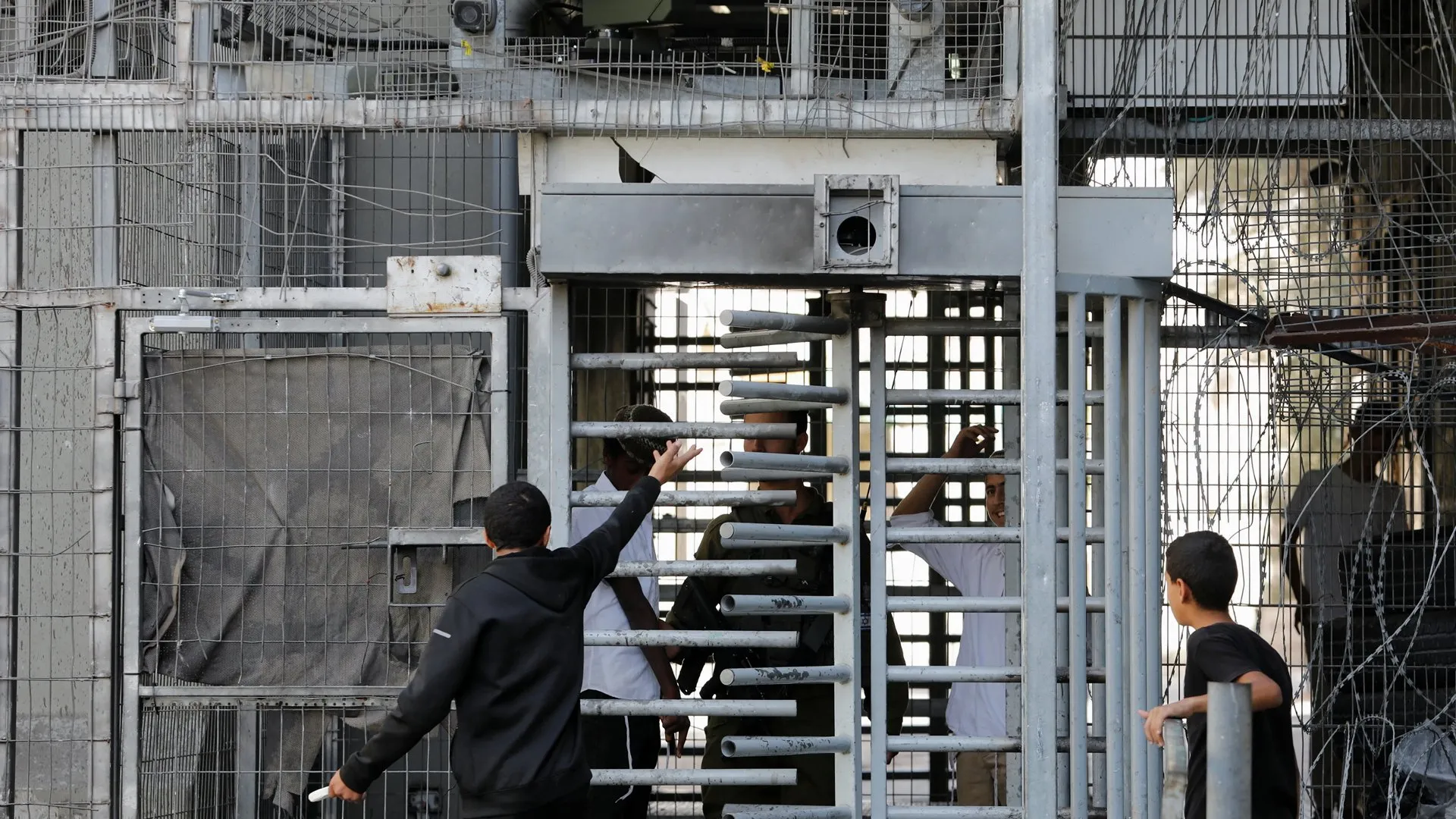 نزيف الاقتصاد الفلسطيني حواجز الاحتلال تهدر آلاف ساعات العمل يوميا