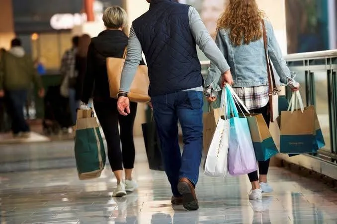 انتعاش ثقة المستهلك الامريكي بفضل انخفاض اسعار الوقود