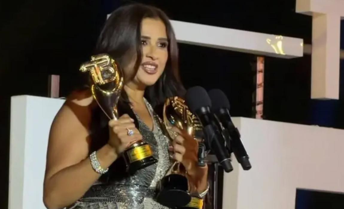 ياسمين عبد العزيز توجه رسالة نارية: أهدي جوائزي لمن يحاربونني