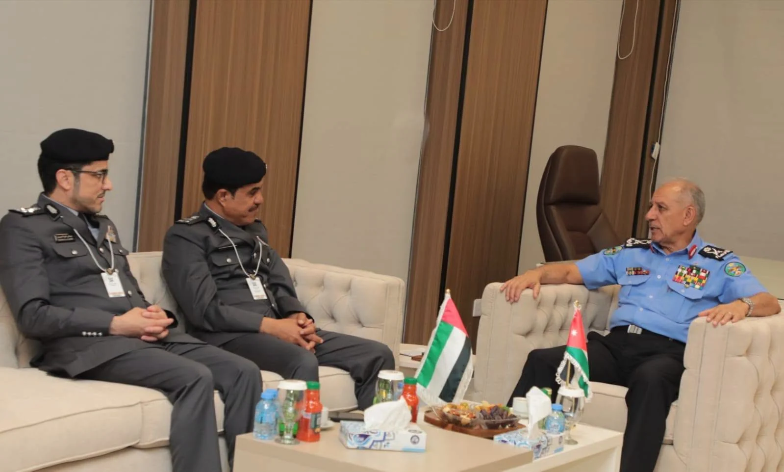 مدير الامن العام يبحث تعزيز التعاون الامني مع وفود دولية مشاركة في معرض سوفكس