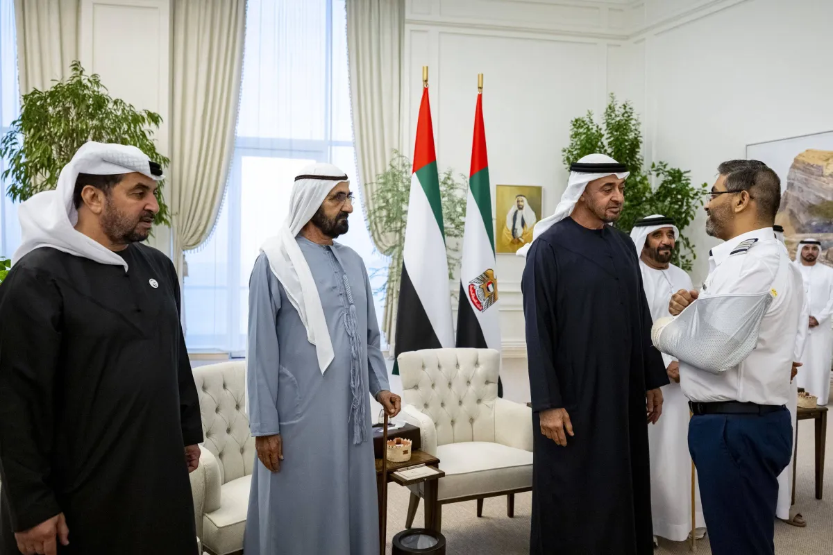 محمد بن زايد يمنح طاقم فلاي دبي وسام زايد الثاني تقديرا لشجاعتهم