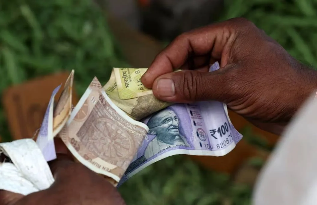 هبوط الروبية الهندية الى ادنى مستوى وسط ضغوط الدولار وتدفقات النقد