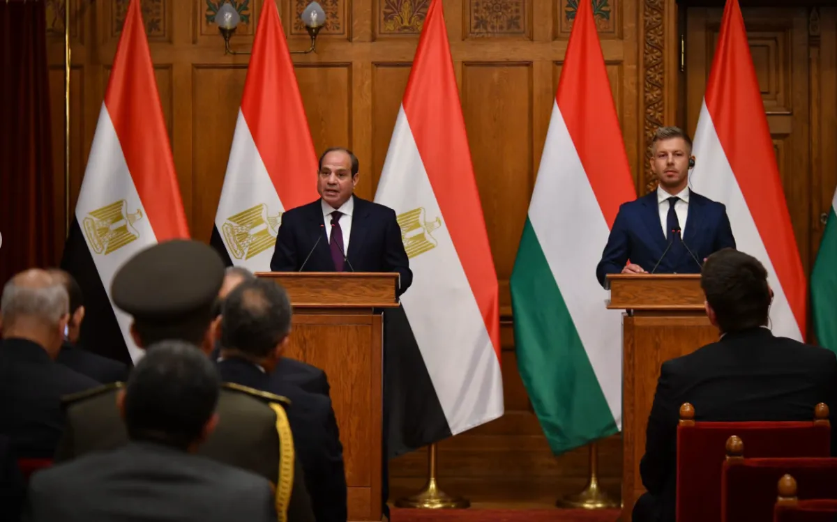السيسي من بودابست يرفض تهجير الفلسطينيين ويحذر من تغيير واقع غزة والضفة