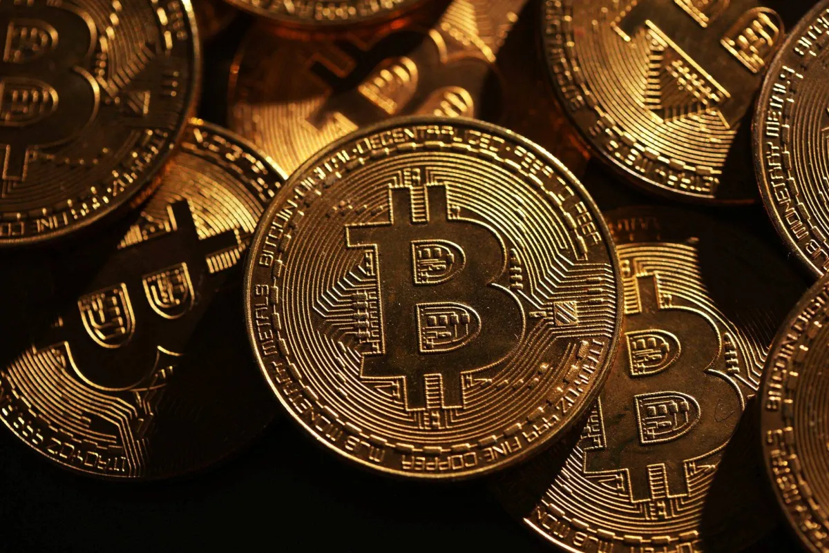 انهيار سعر بتكوين دون حاجز 77 الف دولار اثر اختراق منصة بينانس