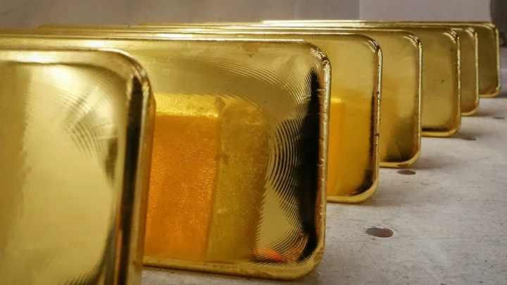 هبوط حاد في اسعار الذهب عالميا وسط ضغوط التضخم ورفع الفائدة
